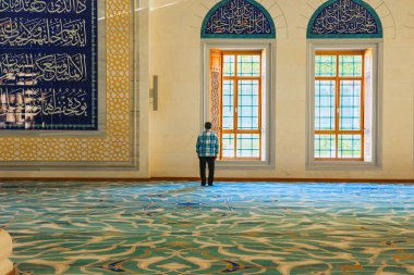 Camide namaz kılan Müslüman bir adam. Ramazan ya da İslami kavram geçmişi. İstanbul Türkiye - 9.27.2021