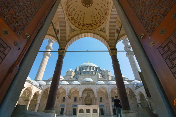 Süleyman Camii avludan geniş açılı görünüyor. İslami kavram. İstanbul Türkiye - 4.29.2021