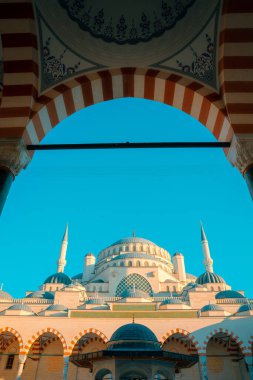 İstanbul 'daki Camlica Camii veya Camlica Camii. Ramazan veya İslami konsept fotoğraf. İstanbul Türkiye - 9.27.2021