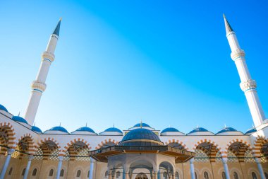 Avludan Camlica Camii 'nin minareleri. Ramazan veya İslami kavram. İstanbul Türkiye - 9.27.2021