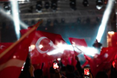 Türk halkının salladığı bulanık Türk Bayrakları. Ulusal hindi bayramı konsepti. İstanbul Türkiye - 10.29.2021