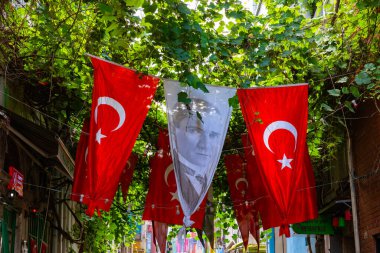 İstanbul 'da sokakta Mustafa Kemal Atatürk ve Türk Bayrakları asılı. İstanbul Türkiye - 8.20.2022