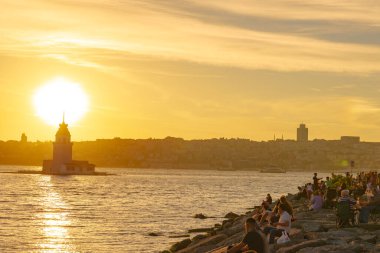 Kiz Kulesi, nam-ı diğer Bakire Kulesi ve etrafı gezen insanlar. İstanbul Türkiye - 6.8.2024