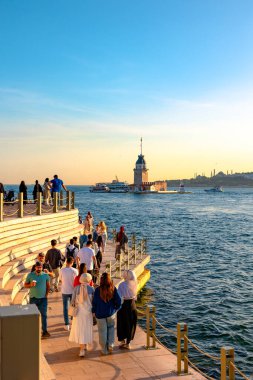 Kiz Kulesi ya da Maiden 's Tower ve etrafı gezen insanlar. İstanbul Türkiye - 5.18.2024