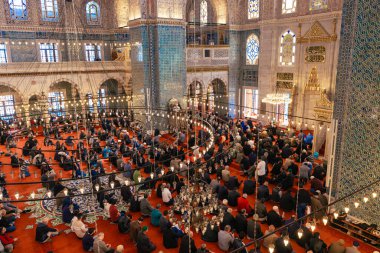 Cuma vaazı sırasında Eminonu Yeni Camii 'nde Müslüman erkekler. İstanbul Türkiye - 3.29.2024