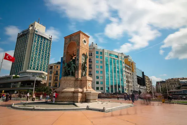 Taksim Meydanı 'ndaki Cumhuriyet Anıtı veya Cumhuriyet Aniti. İstanbul Türkiye - 4.27.2024