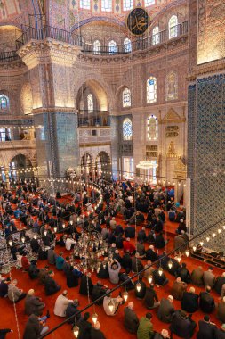 Eminonu Yeni Mosqur ya da Yeni Cami Manzarası Cuma namazı sırasında Müslüman erkeklerle. İstanbul Türkiye - 3.29.2024