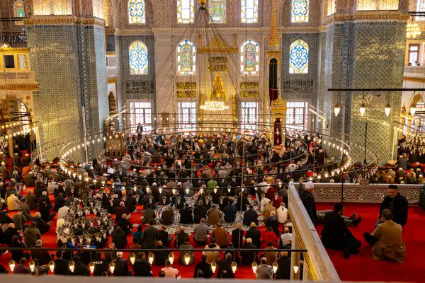 Camide Müslüman erkekler var ve Cuma Vaazını dinliyorlar. İslami konsept. İstanbul Türkiye - 3.29.2024