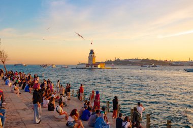 İstanbul konsept imajını ziyaret edin. Kiz Kulesi ve İstanbul şehri insanlarla dolu. İstanbul Türkiye - 6.8.2024