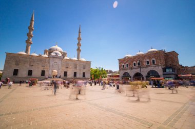 Yeni Cami veya Yeni Cami ve Eminonu İstanbul 'daki Misir Carsisi. İstanbul Türkiye - 6.8.2024