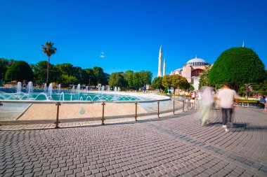 Ayasofya ve Sultanahmet Meydanı 'ndan turistler. İstanbul konsept imajını ziyaret edin. İstanbul Türkiye - 6.8.2024