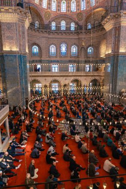 Cuma namazından önce camide vaaz dinleyen Müslüman erkekler. İstanbul Türkiye - 3.29.2024