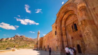 Yüce Divrigi Camii ya da Divrigi Ulucamii zaman çizelgesi insanların ve bulutların hareketli görüntüleri. Türkiye 'nin arka plan 4k video konseptini ziyaret edin.