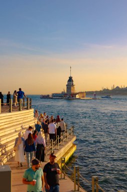 İstanbul dikey fotoğrafı. Günbatımında yeni inşa edilen Salacak sahili ve Kiz Kulesi manzarası. İstanbul Türkiye - 5.18.2024