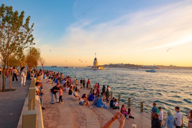 İstanbul arkaplan resmi. İnsanlar Kiz Kulesi 'ni, nam-ı diğer Bakire Kulesi' ni ve İstanbul 'un manzarasını görüyorlar. İstanbul Türkiye - 6.8.2024