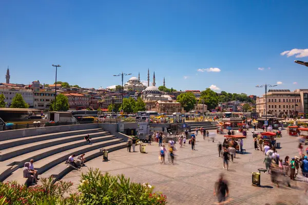 Eminonu Meydanı ve halkın hareketi. İstanbul 'un arka plan fotoğrafını ziyaret et. İstanbul Türkiye - 6.8.2024