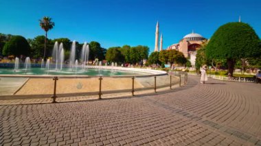 Ayasofya turistler ve gölet görüntülerini hızlandırdı. İstanbul konsept videosunu ziyaret edin. İstanbul Türkiye - 6.8.2024