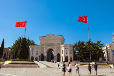 Beyazit Meydanı 'ndaki İstanbul Üniversitesi' nin ünlü kapısı. İstanbul Türkiye - 6.8.2024