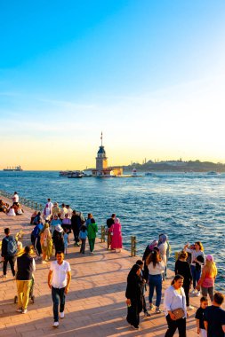 Arka planda Salacak 'tan Kiz Kulesi veya Bakire Kulesi manzarası ve İstanbul şehir manzarası var. İstanbul Türkiye - 5.18.2024