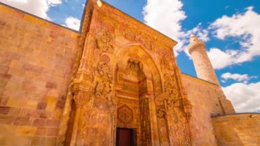Divrigi Ulu Cami olarak da bilinen Büyük Cami Cami halkı ve bulutları hareket ettirerek zaman aşımına uğruyor. Sivas Türkiye - 6.26.2024