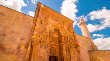 Büyük Divrigi Camii 'nin ana kapısı ve minaresi veya Divrigi ulu camii zaman aşımı videosu bulutların hareketleriyle hızlandırıldı.