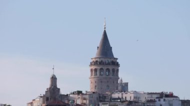 Galata Kulesi manzaralı. İstanbul konsept taşınabilir videosunu ziyaret et.