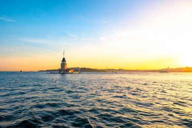 İstanbul manzarası gün batımında. İstanbul Şehri ve Bakire Kulesi namı diğer Uskudar 'dan Kiz Kulesi.