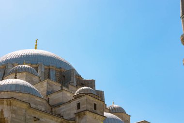 Gökyüzü açık, Süleyman Camii 'nin kubbeleri. Osmanlı mimari arka plan fotoğrafı.