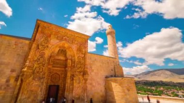 Divrigi Ulu Camii ya da Divrigi Ulu Camii 4k zaman kaydıyla bulutların ve insanların hareketleriyle.