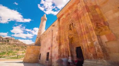 Yüce Divrigi Camii ya da Divrigi Ulu Camii zaman aşımı videosu bulutların ve insanların hareketleriyle hızlandırıldı.
