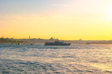 İstanbul, gün batımında İstanbul manzaralı ve feribotlu. Sehir Hatlari ya da deniz taşımacılığı kavramı.