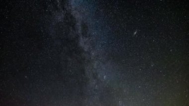 Samanyolu ve Perseid meteor yağmuru Andromeda, uçaklar ve uydularla 4k hızlandırılmış görüntüler 