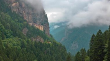 Trabzon 'daki Sumela Manastırı' nın bulutların veya sisin hareketleriyle hızlandırılmış görüntüsü. Trabzon 'u ziyaret edin ya da Türkiye' yi ziyaret edin arka plan 4k zaman aralığı videosu.