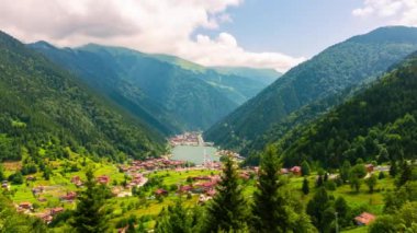 Uzungol zaman atlamalı bulutların hareketli 4K görüntüsü. Trabzon Uzungol 4k arkaplan videosunu ziyaret et.