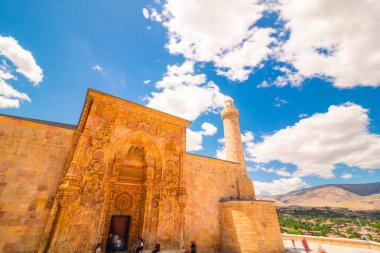 Divrigi Büyük Camii 'nin ana girişi diğer adıyla Divrigi Ulu Camii insanlarla ve bulutlu gökyüzüyle. Sivas Türkiye - 6.26.2024