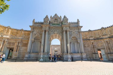 Dolmabahce Sarayı ya da Dolmabahce Sarayi Kapısı. İstanbul 'daki Osmanlı Sarayı. İstanbul Türkiye - 7.9.2024