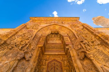 Divrigi Ulu Camii 'nin ya da Büyük Divrigi Camii' nin ana kapısının ünlü oyma süslemeleri. Sivas Türkiye - 6.26.2024
