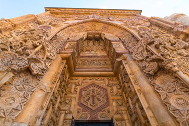 Büyük Cami od Divrigi namı diğer Divrigi Ulu Camii 'nin ana kapısının oyulmuş taş süslemeleri. Sivas Türkiye - 6.26.2024
