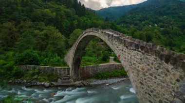 Rize 'nin Camlihemsin ilçesindeki Senyuva Köprüsü ya da Senyuva Koprusu halkın hareketleriyle ve hızlandırılmış 4k' lık zaman kaydıyla akışla.