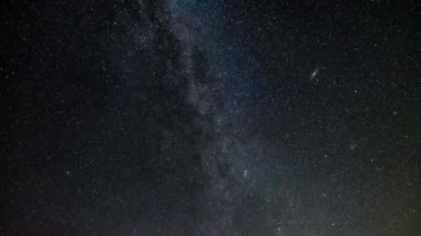 Samanyolu ve Perseid meteor yağmuru 4K zaman aşımı. Yıldızlı gece hızlandırılmış görüntüler Andromeda, uydular ve uçaklarla.