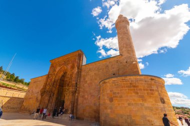 Ulu Divrigi Camii ya da Divrigi Ulu Camii 'de turistler. Sivas Türkiye - 6.26.2024