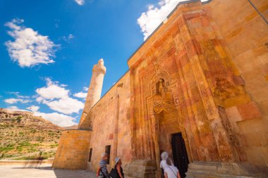 Turistler ve Büyük Cami ve Divrigi Hastanesi. Sivas Türkiye - 6.26.2024
