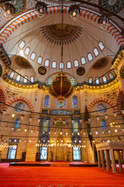 Süleyman Camii 'nin iç manzarası. Ramazan ya da İslami konsept arkaplan fotoğrafı. İstanbul Türkiye - 7.3.2024