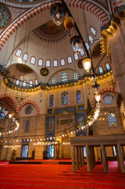 İstanbul camiinin konsept fotoğrafı. Süleyman Camii 'nin dikey fotoğrafı. İstanbul Türkiye - 7.3.2024