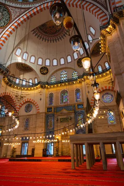İstanbul camiinin konsept fotoğrafı. Süleyman Camii 'nin dikey fotoğrafı. İstanbul Türkiye - 7.3.2024
