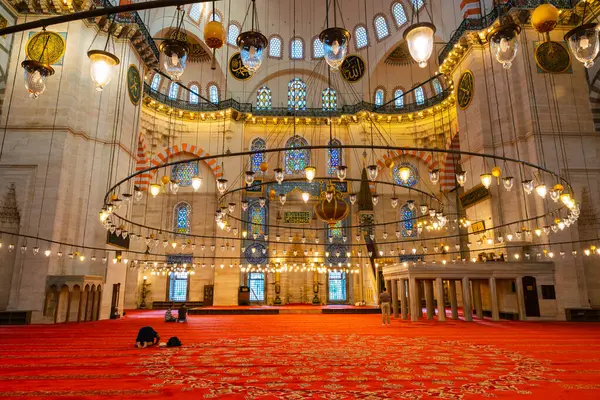 Süleyman Camii. Ramazan veya İslami konsept fotoğraf. İstanbul Türkiye - 7.3.2024