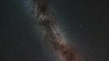 Samanyolu zaman dilimi görüntüsü. Uzay arkaplan videosu. Perseid meteor yağmuru zamanaşımı videosu.