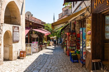 Safranbolu caddesinde hediyelik eşya dükkanları ve tarihi binalar var. Karabuk Türkiye - 7.29.2024