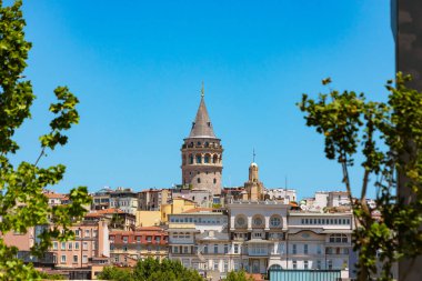 Yazın Galata Kulesi ya da Galata Kulesi manzarası. İstanbul 'un arka plan fotoğrafını ziyaret et.