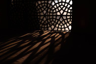 İslami arkaplan. Penceredeki İslami desen ve yerdeki gölgeler.